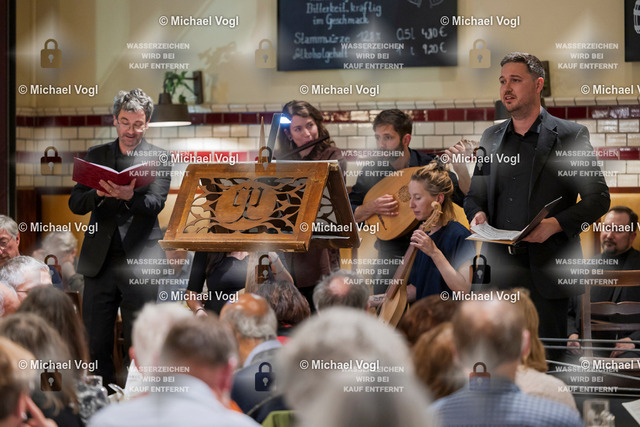 TAM25_K.12__Michael-Vogl_050_8247 | Tage Alter Musik Regensburg K.12 Nachtkonzert Brauhaus am Schloss Cappella Pratensis (Niederlande) Tim Braithwaite, Superius, Leitung Peter de Laurentiis, Tenor, Co-Leitung Sollazzo Ensemble (Frankreich) The Feast of the Swan Das Schwanenfest der Mariengilde von ’s-Hertogenbosch Anna Danilevskaia Vihuela de Arco, Leitung Foto: Michael Vogl