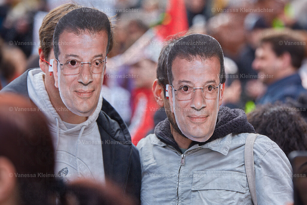 Wir sind alle Ekrem Imamoglu, Breitscheidplatz 30.03.2025 | Mehrere hundert Menschen demonstrieren am 30.03.2025 auf dem Berliner Breitscheidplatz für die Freilassung von Ekrem İmamoğlu sowie verhafteter Protestierender und für die Demokratie in der Türkei. Einige tragen Masken mit dem Gesicht des Istanbuler Bürgermeisters. - Realisiert mit Pictrs.com