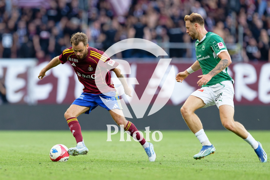 Brack Super League - Servette FC v FC Saint-Gall | Timothe Cognat (8 Servette FC) controls the ball (action) during the Brack Super League match between Servette FC and FC Saint-Gall at Stade de Geneve in Geneva, Switzerland