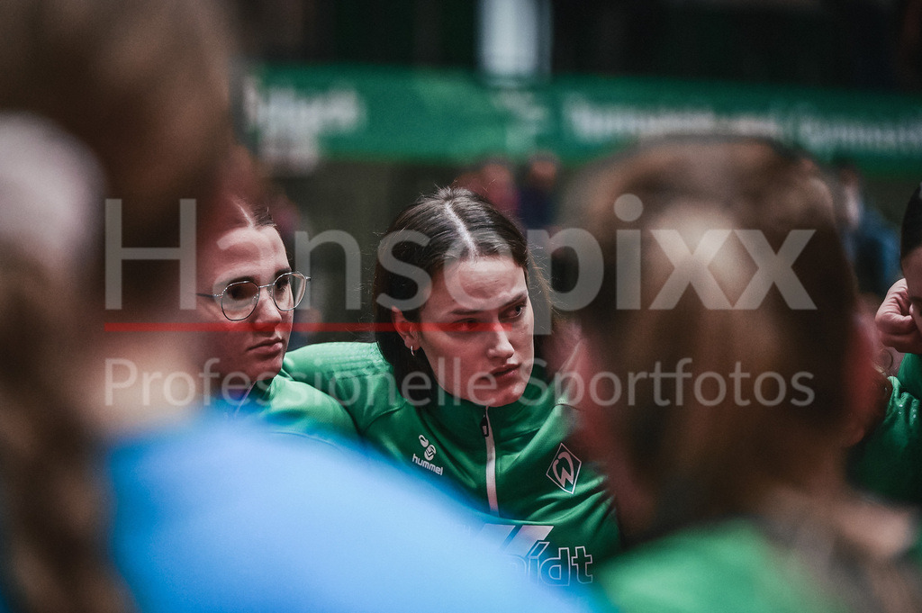 Handball, 2. Bundesliga Frauen, SV Werder Bremen - TuS Lintfort | v.li.: Leonie Schumacher (Torhüterin, Torwart, SV Werder Bremen, 12) und Alina Defayay (SV Werder Bremen, 57) enttäuscht über die Niederlage, Enttäuschung nach dem Schlusspfiff, Abpfiff, Highlight, Verlierer, verloren, Frustration, pessimistisch