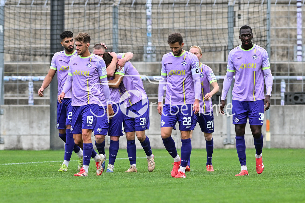 FC Bayern Amateure - FC Würzburger Kickers | Jubel der Gäste nach dem Treffer zum 0-3 durch Tim KRAUS (Würzburger Kickers 31) / Tor / Torschuetze / Freude / Happy / Regionalliga Bayern: FC Bayern Amateure - FC Würzburger Kickers; Grünwalder Stadion am 27.09.2025