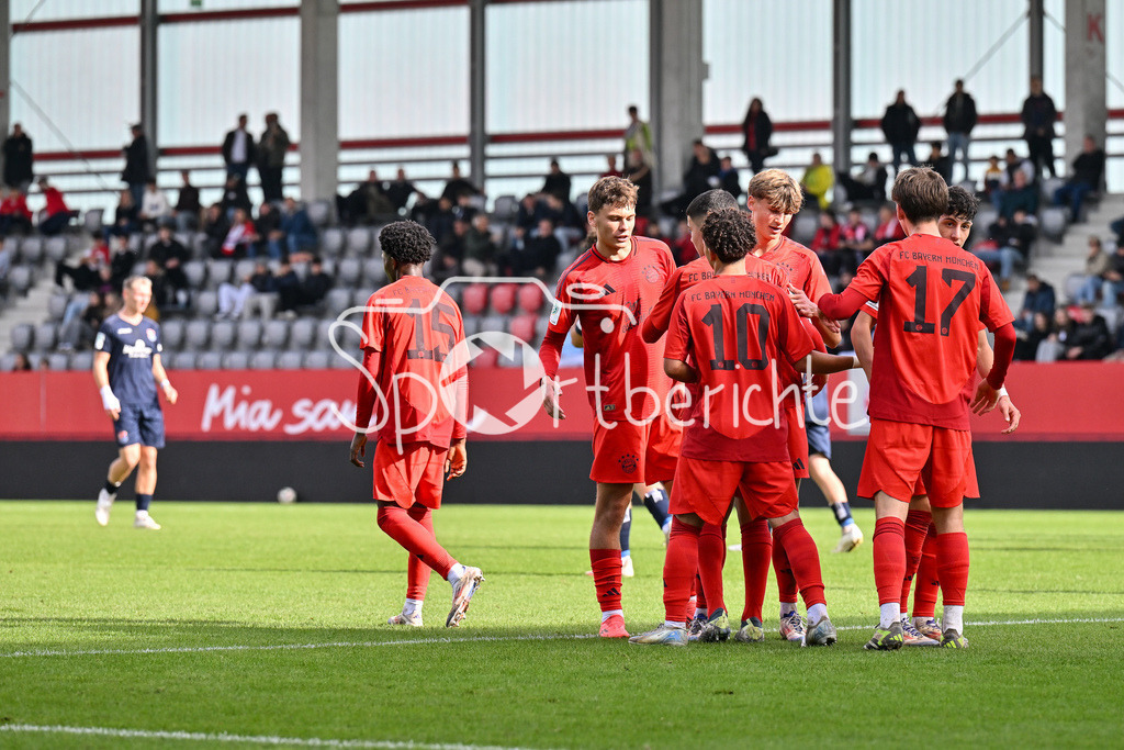 FC Bayern München U19 - SpVgg Unterhaching U19 | Jubel der Bayern nach dem Treffer zum 3-1 durch Felipe CHAVEZ (FC Bayern Muenchen U19 #8) / Freude / Happy / Tor / Torschuetze