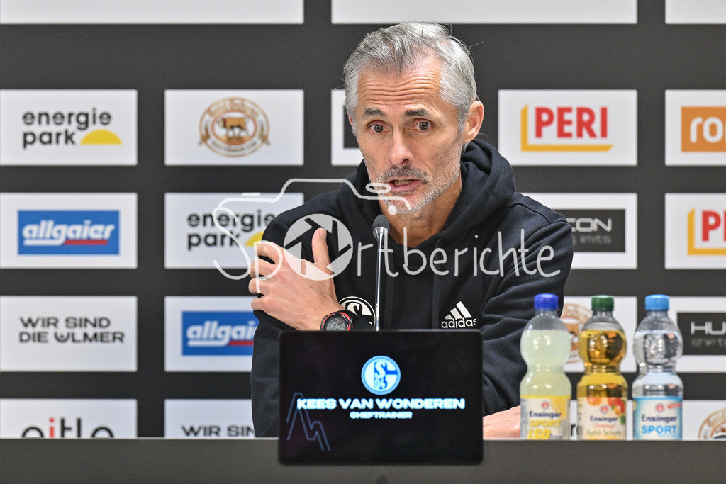 SSV Ulm 1846 Fussball - FC Schalke 04 | Im Bild FC Schalke Trainer Kees Van WONDEREN auf der Pressekonferenz nach dem 0-0 in Ulm / Freisteller / Einzelfoto / 2. Bundesliga: SSV Ulm 1846 Fussball - FC Schalke 04, Donaustadion am 01.11.2024