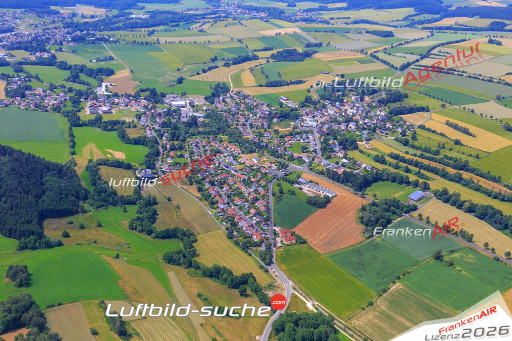 Die Luftaufnahme Schoenbrunn - Wunsiedel wurde vom UL-Flugzeug (keine Drohne) aus fotografiert.Hohe Druck- Auflösung-die Geschenkidee!