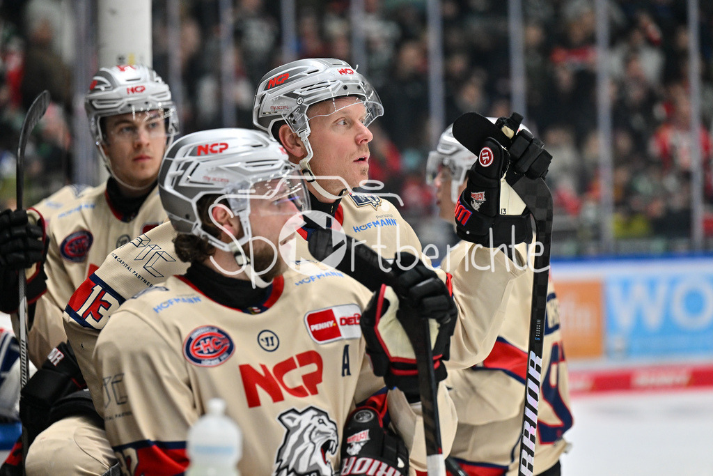 Augsburger Panther - Nürnberg Ice Tigers | Die Bank der Gaeste blickt auf den Videowuerfel / DEL: Augsburger Panther - Nuernberg Ice Tigers, Curt Frenzel Stadion am 03.01.2025