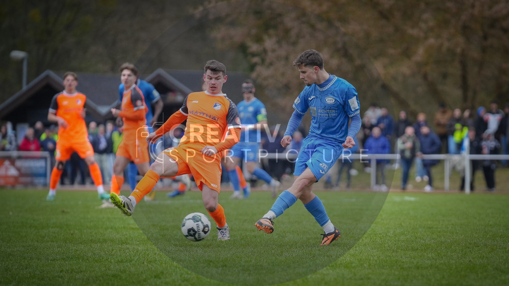 Fußball, Herren, Saison 2025/2026, Landespokal Brandenburg, Halbfinale, RSV Eintracht 1949 vs. VfB 1921 Krieschow, Samstag 28.03.2026, Sportplatz-Heinrich-Zille-Straße | Fußball, Herren, Saison 2025/2026, Landespokal Brandenburg, Halbfinale, RSV Eintracht 1949 vs. VfB 1921 Krieschow, Samstag 28.03.2026, Sportplatz-Heinrich-Zille-Straße, Im Bild: Paul Pahlow (l. Krieschow) und Tom Fron (r. RSV) - Realisiert mit Pictrs.com