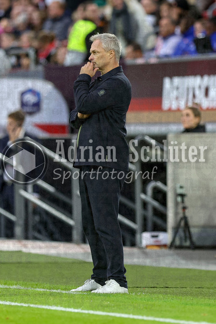 Deutschland vs Frankreich - Halbfinale - UEFA Women's Nations League | Düsseldorf, Deutschland, 24.10.25:   Nationaltrainer Christian Wück ( Deutschland ) schaut waehrend des Halbfinals der UEFA Women's Nations League zwischen Deutschland vs Frankreich in der Merkur-Spiel-Arena(Foto von Brauer-Fotoagentur / Adrian Schlueter)