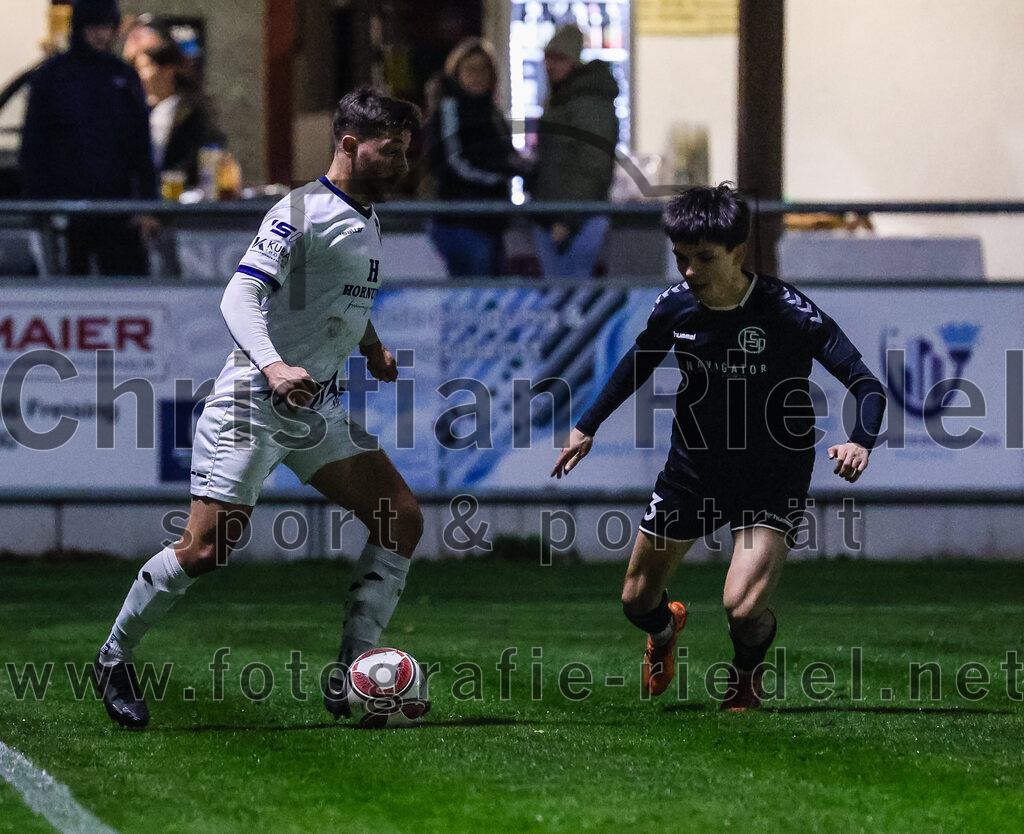2024-03-15_062_FC_Schwaig_gegen_1_FC_Garmisch-Partenkirchen | Oberding, Deutschland, 15.03.2024:
Fußball, Landesliga Südost 2023 / 2024, 25. Spieltag, FC Schwaig gegen 1. FC Garmisch-Partenkirchen, Endergebnis: 4:0

Jonas Schrimpf (1. FC Garmisch-Partenkirchen, #10), Roman Mavdryk (FC Schwaig, #3)

Foto: Christian Riedel / fotografie-riedel.net