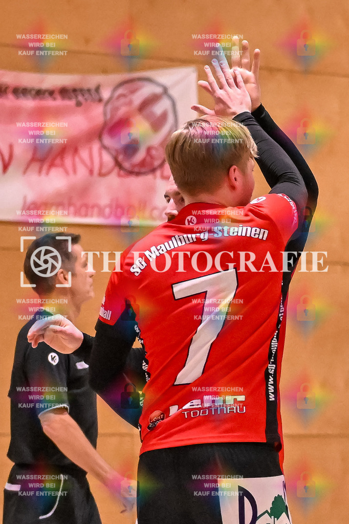 GER, SG Maulburg/Steinen - SG Walkirch/Denzlingen, Handball, Landesliga, 25. Spieltag, Saison 2023/2024, 27.04.2024 | Jonas Wandele (SG Maulburg/Steinen, #07) klatsch Andre Leuchtmann (SG Maulburg/Steinen, #13) ab. 

GER, SG Maulburg/Steinen - SG Walkirch/Denzlingen, Handball, Landesliga, 25. Spieltag, Saison 2023/2024, 27.04.2024

Foto: TH Fotografie/Thomas Hess