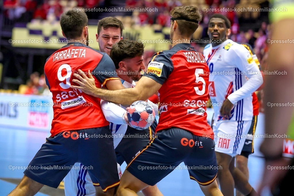 EHF26012602013 | 26.01.2026, Handball, Men's EHF EURO 2026, Frankreich - Spanien, Jyske Bank Boxen in Herning, Dänemark, Main Round:  Ludovic Fabregas (France #23) wird von  Ian Tarrafeta Serrano (Espania #09)  Antonio Serradilla Cuenca (Espania #05) festgemacht