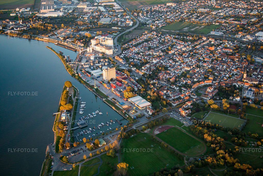 Luftbild: Stadtzentrum im Innenstadtbereich am Ufer des Flußverlaufes des Rhein in Gernsheim im Bundesland Hessen in Deutschland. Foto: IMG_075111.jpg vom 18.10.2014 durch Werner Riehm/FLY-FOTO.de