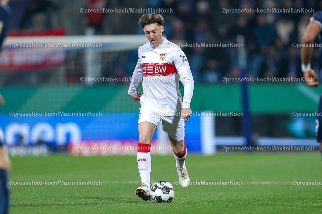 BOC03122501021 | 03.12.2025, Fußball, DFB-Pokal, VfL Bochum - VfB Stuttgart, Achtelfinale, Vonovia Ruhrstadion, Saison 2025 2026: Angelo Stiller  (VfB Stuttgart #06)  DFB regulations prohibit any use of photographs as image sequences and or quasi-video.