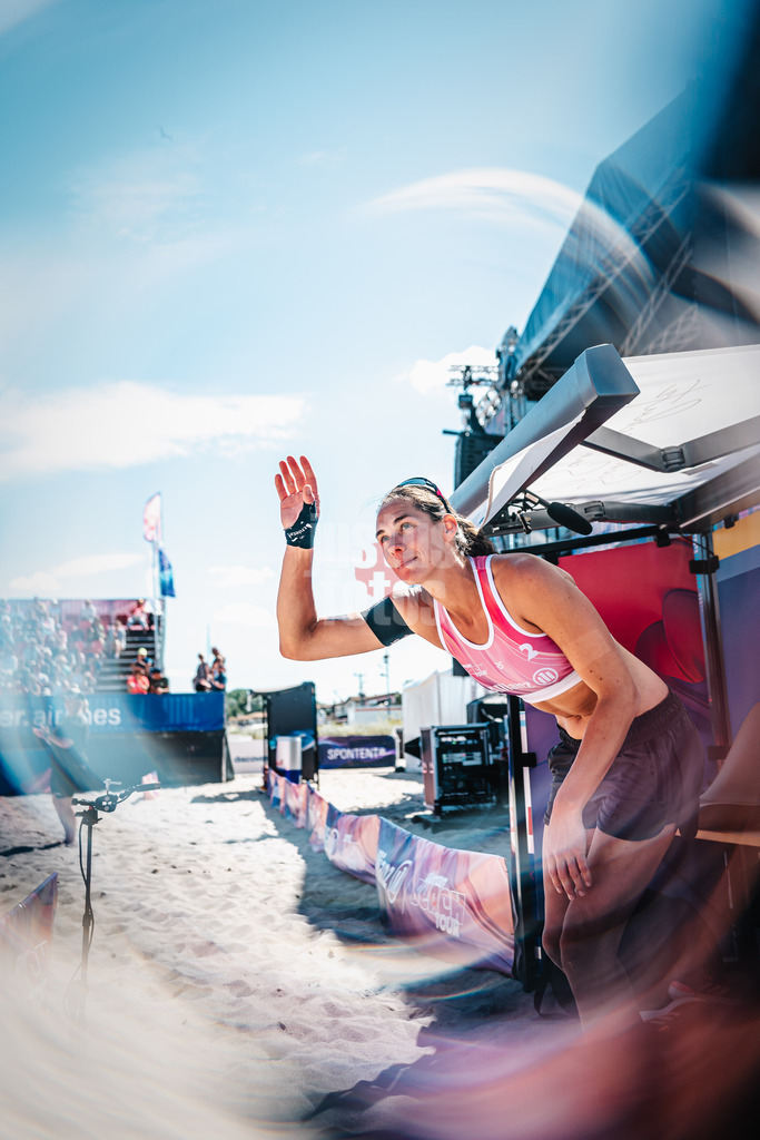 Beachvolleyball | Frauen | Allianz German Beach Tour 2024 | Tourstop Kühlungsborn | 10.08.2024 | Kira Walkenhorst läuft in die Arena ein