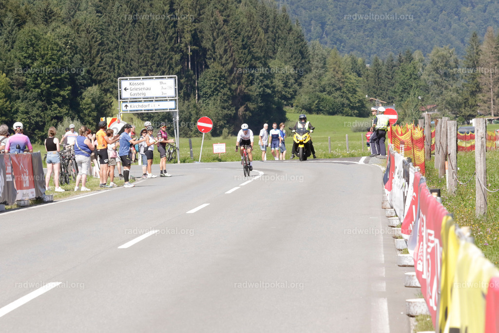 957_20230817_Bewerb_Maenner_Muehlanger | AUT - OESTERREICH, 2023-08-16: SPORT RENNRAD-FAHREN - 55. INTERNATIONALER RADWELTPOKAL IN ST. JOHANN IN TIROL  - Vintage-Radrennen mit WM-Bronze-Medaillen-Siegerin Christina Schweinberger, den Teilnehmer und Alexander Baumann (vom Orginastions-Team) - TAG 2 BEWERB MAENNER IN SECHS GRUPPEN  ; Foto: Roland Muehlanger