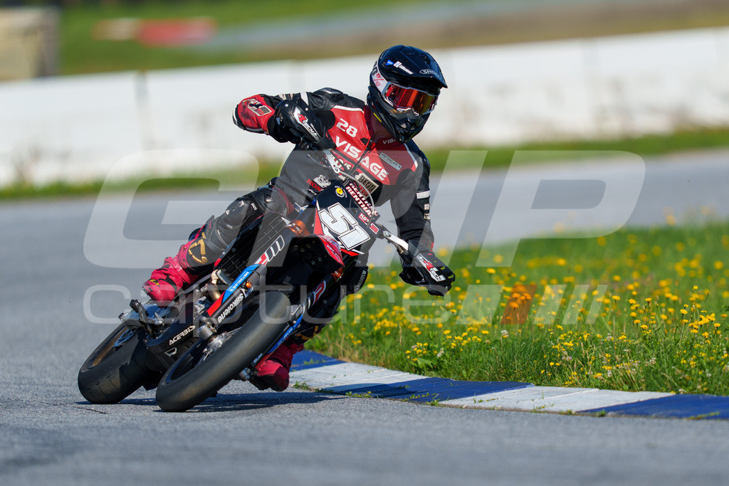 SuperMoto_Staatsmeisterschaft_Greinbach_160 | GRIPcapture steht für authentische Sportfotografie in Österreich – für Momente, die mehr sind als Geschwindigkeit oder Ergebnis. Es geht um Emotion, Spannung, Fokus und den Augenblick, der oft nur einen Wimpernschlag dauert.Ob Motorsport, Teamsport oder 