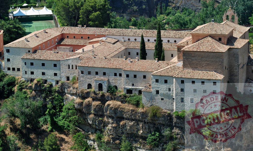 San Pablo Convent building on a dramatic Cuenca cliff. Cuenca - Spain | San Pablo Convent and Parador de Cuenca are perched on a steep cliffside, showcasing historic Spanish architecture - Realisiert mit Pictrs.com