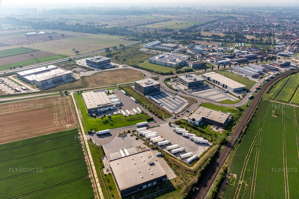 Luftbild: Industriegebiet Im Speyerer Tal mit TRANSAC Intern. Speditionsgesellschaft mbH, Kardex Software GmbH und ITK Engineering GmbH, Markthalle 5 und Resinnovation GmbH in Rülzheim im Bundesland Rheinland-Pfalz in Deutschland. – Foto: IMG_117271.jpg vom 25.08.2019 durch Werner Riehm/FLY-FOTO.de – Auflösung des Originals: 5319 x 3546 px – TRANSAC Logistics GmbH – Offizielle von Kardex | Kardex Remstar | Kardex Mlog – ITK Engineering - Ihr Partner für Digital Engineering – TOMSLOT88 * Provider – der resinnovation GmbH - Wir sind das Kunstharz