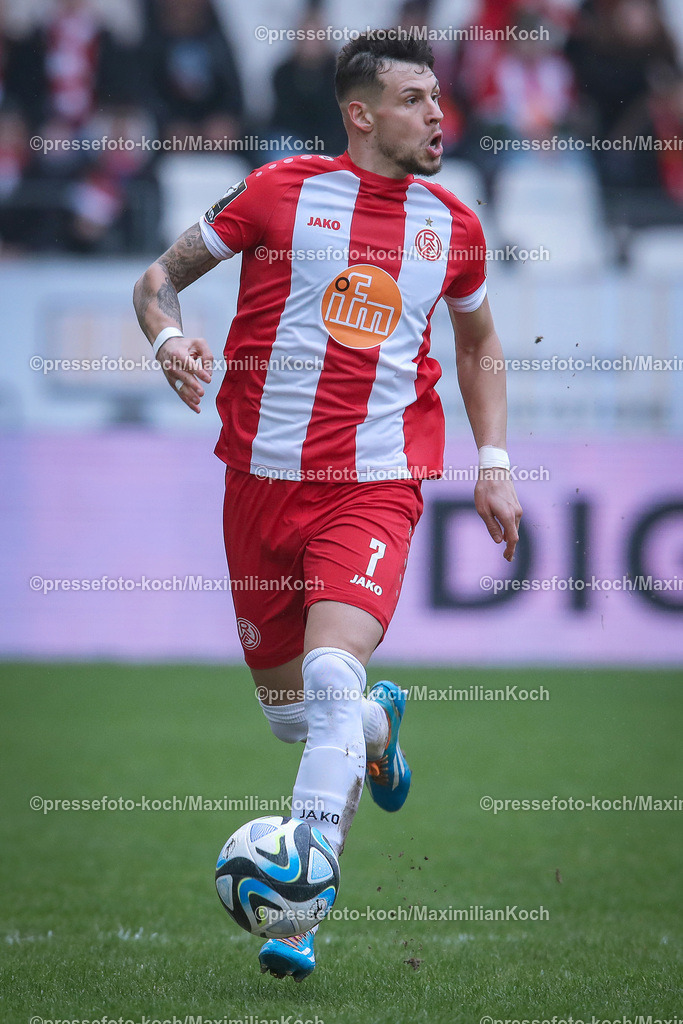 RWE3Liga17022401099 | 17.02.2024, Essen, Fußball, bwin 3. Liga Herren, Stadion an der Hafenstraße, 24. Spieltag Saison 2023 2024, Rot-Weiss Essen – SSV Ulm 1846:  Andreas Wiegel (Rot-Weiss Essen). 
DFB regulations prohibit any use of photographs as image sequences and or quasi-video.