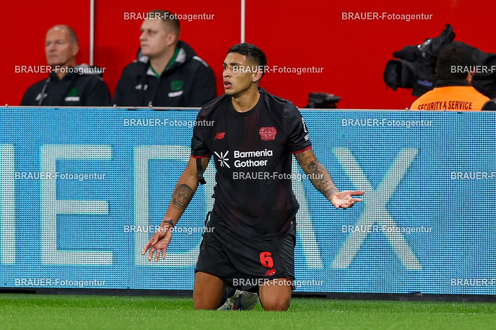 Bayer 04 Leverkusen vs Eintracht Frankfurt - Bundesliga  | Leverkusen, Deutschland, 12.09.25:   Ezequiel Fernandez (Bayer 04 Leverkusen) gestikuliert, Gestik waehrend des Spiels der Bundesliga zwischen  Bayer 04 Leverkusen vs Eintracht Frankfurt in der BayArena(Foto von Brauer-Fotoagentur / Adrian Schlueter)