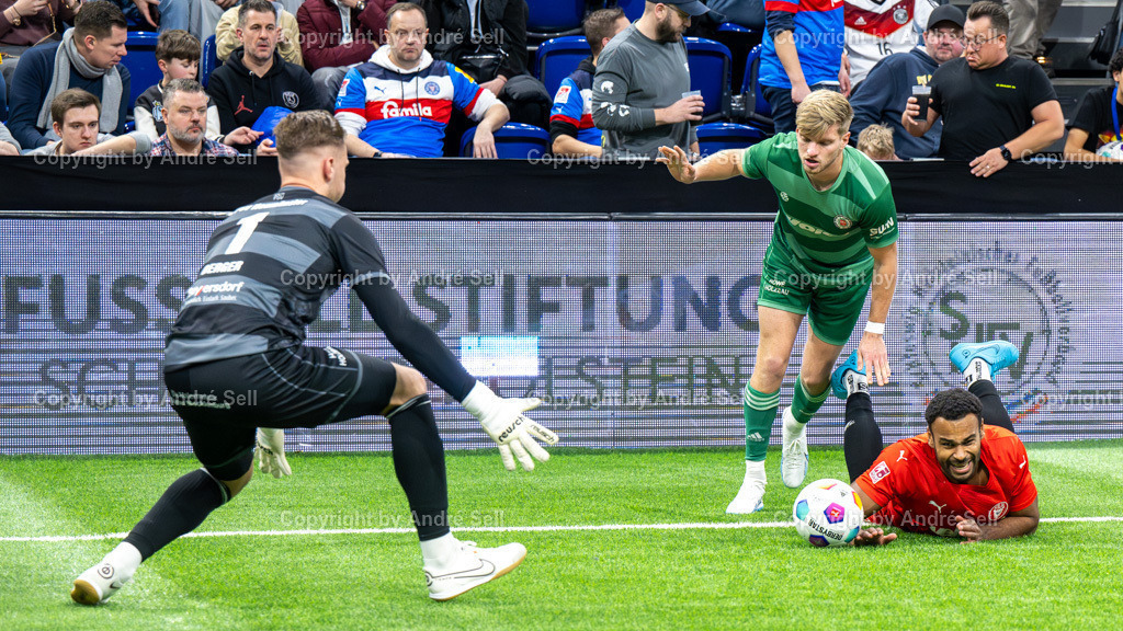 SHFV Lotto Masters 2024SHFV Lotto Masters 2024 | 20240113_8255, 13.01.2024, SHFV Lotto Masters 2024, Gruppe B, FC Kilia Kiel (rot) vs. PSV Neumünster (grün), Benjamin Petrick (Kilia #26) / Kjell Berger (PSV #1) &amp; Nils Drauschke (PSV #8) - Realisiert mit Pictrs.com