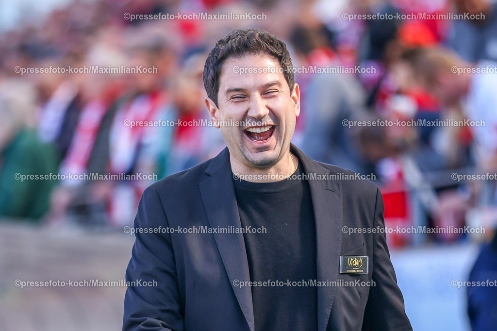 xKWIx26042601013 | 2026.04.26, xkwix, Fußball, 3.Liga, Rot-Weiss Essen - 1. FC Saarbrücken, Stadion an der Hafenstraße, 35.Spieltag, Saison 2025 / 2026: Argirios Giannikis (1. FC Saarbrücken Cheftrainer) lachend und freudig DFB regulations prohibit any use of photographs as image sequences and or quasi-video. Photo: xKamilxWilkowskixPressefotoKochx
