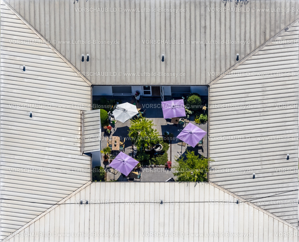 Duisburg230707804-2 | Luftbild, Malteser Hospizzentrum St. Raphael, mit Sonnenschirmen im Innenhof, Huckingen, Duisburg, Ruhrgebiet, Nordrhein-Westfalen, Deutschland