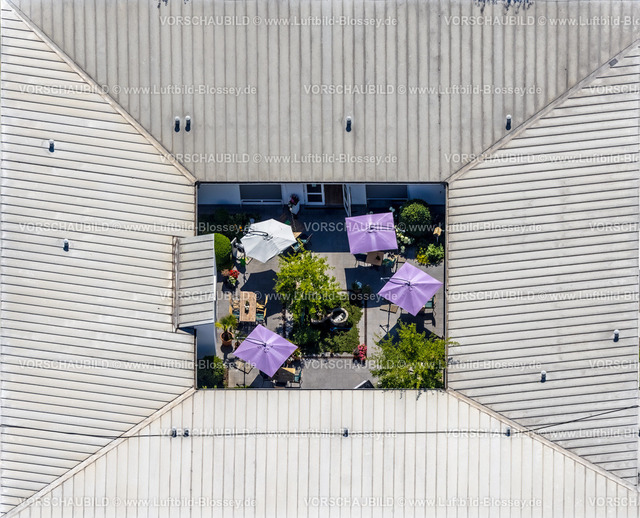 Duisburg230707804-2 | Luftbild, Malteser Hospizzentrum St. Raphael, mit Sonnenschirmen im Innenhof, Huckingen, Duisburg, Ruhrgebiet, Nordrhein-Westfalen, Deutschland