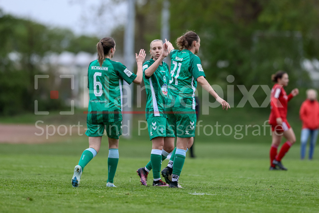 Fussball, Testspiel Frauen, ATS Buntentor - SV Werder Bremen | v.li.: Spielerinnen des SV Werder Bremen mit Torjubel, Jubel, jubeln, jubelt, optimistisch, Spielszene, Highlight, Freude über das Tor zum 1:0