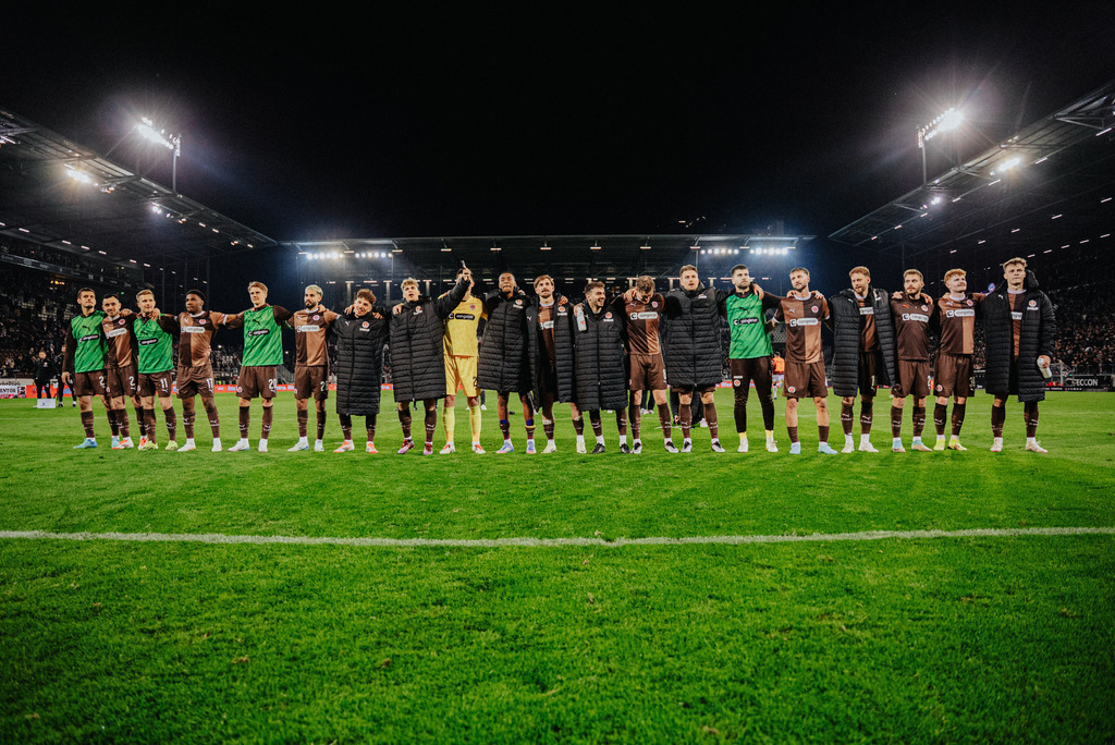 DSC03372 | Der offizielle Shop für FC St. Pauli Fotos. Wähle aus Spielszenen & Fanmomenten dein FCSP Wunschformat. Wir liefern Millerntor-Atmosphäre.