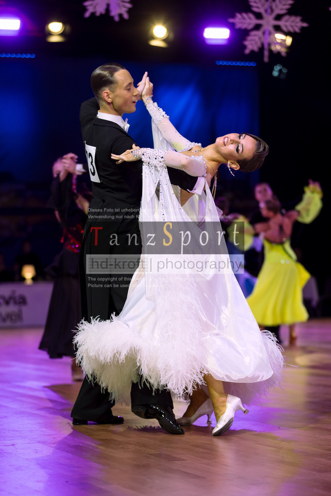 20241215_WDSF_Int_Open_Std-Riga-9496 | Tanzsportbilder, Standardtanz, Lateintanz, WDSF, DTV, LTVB, dancecomp, goc, hessen tanzt, blaues band der spree, walzer, tango, wiener walzer, slowfox, quickstepp, samba, rumba, cha-cha-cha, paso doble. jive, hd-kroft photography, turniertanzsport