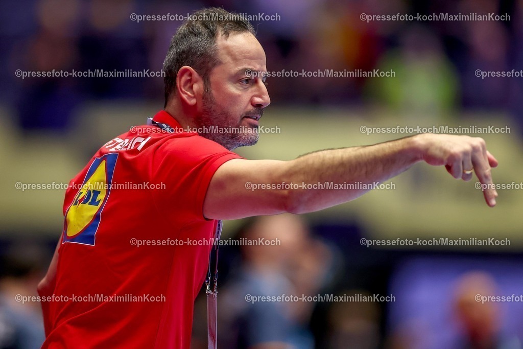 EHF17012601123 | 17.01.2026, Handball, Men's EHF EURO 2026, Österreich - Spanien, Jyske Bank Boxen in Herning, Dänemark, Preliminary Round:  Headcoach Iker Romero Fernandez (Austria #hc) gestikulierend am Spielfeldrand  