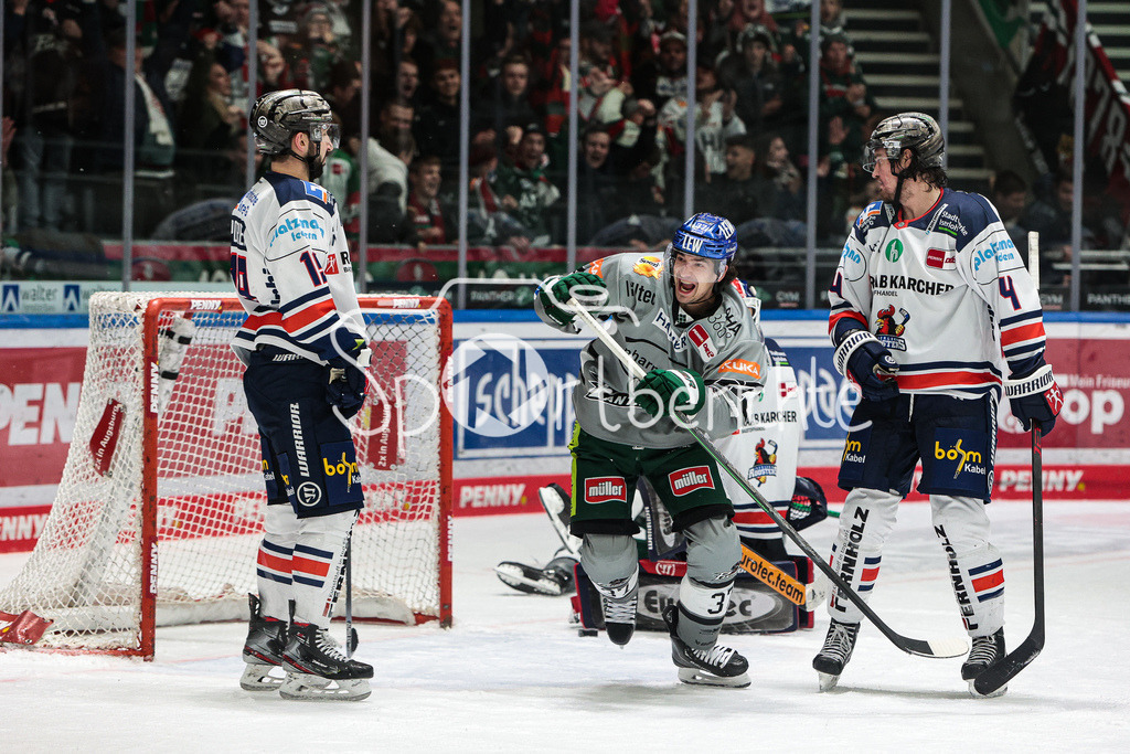 Augsburger Panther - Iserlohn Roosters | Terry BROADHURST (AEV #37) jubelt mit seinen Teamkollegen ueber das Siegtor zum 2-1 in der Overtime