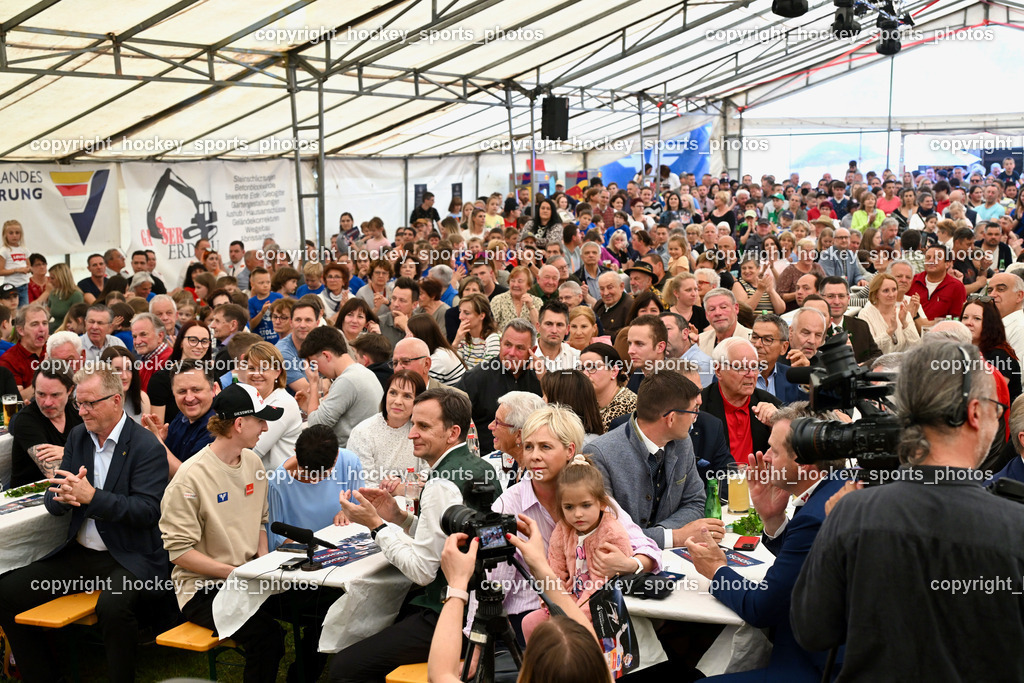 Empfang Daniel Tschofenig | Einzug Daniel Tschofenig, Mama Monika Tschofenig, Papa Gerhard Tschofenig, Empfang Daniel Tschofenig, Empfang Daniel Tschofenig am 10.05.2025 in Hohenthurn (Mehrzweckhaus Hohenthuurn), Austria, (Photo by Bernd Stefan)
