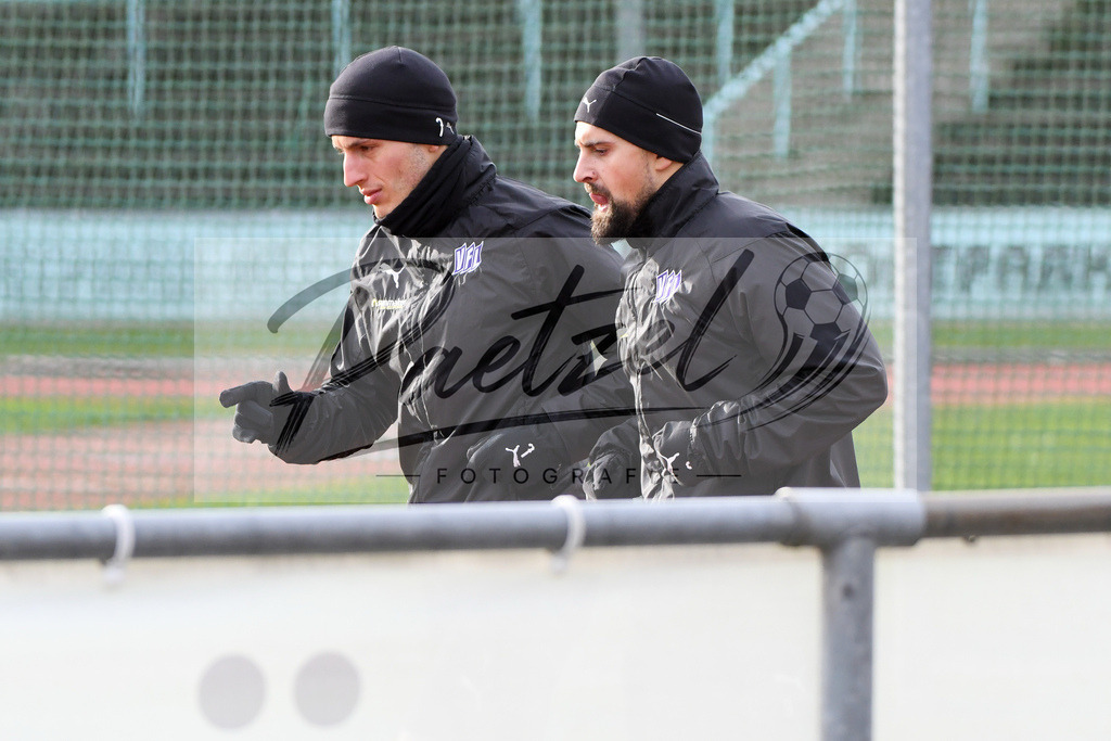 20200130_TRAOSN_0056 | Fußball, Herren: Bashkim Ajdini (VfL Osnabrueck) und Marcos Alvarez (VfL Osnabrueck) in Aktion waehrend der Trainingseinheit des VfL Osnabrueck im Sportpark Illoshoehe am 30.01.2020 in Osnabrueck, Deutschland. - Realisiert mit Pictrs.com
