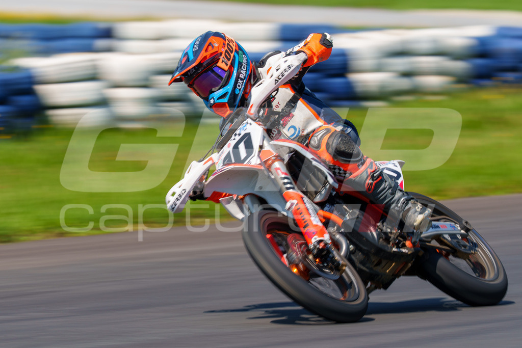 G-Cup + Supermoto Staatsmeisterschaft + Hungarian Supermoto Championship | GRIPcapture steht für authentische Sportfotografie in Österreich – für Momente, die mehr sind als Geschwindigkeit oder Ergebnis. Es geht um Emotion, Spannung, Fokus und den Augenblick, der oft nur einen Wimpernschlag dauert.Ob Motorsport, Teamsport oder 