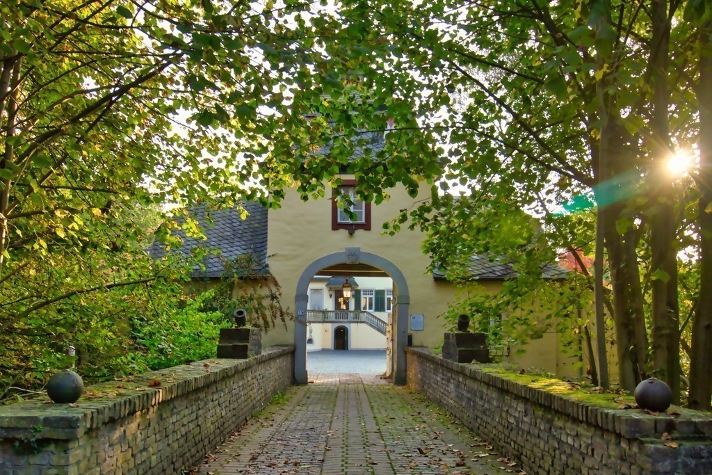 Schloss Eulenbroich - steht in Rösrath an einem Nebenarm der Sülz | Schloss Eulenbroich - wurde um 1200 als Wasserburg errichtet. Sie liegt in unmittelbarer Nähe zum Ortskern.  - Realisiert mit Pictrs.com