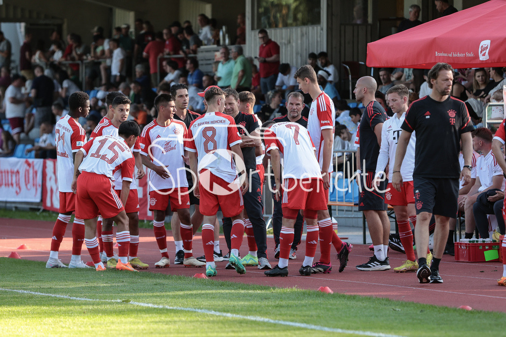 FC Pinzgau Saalfelden - FC Bayern Amateure | Das Team aus Muenchen bespricht sich nochmal vor Beginn der zweiten Halbzeit