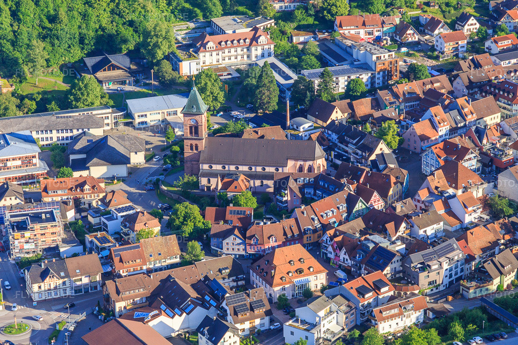 Luftbild: Kirche Sankt Nikolaus in der historischen Altstadt in Elzach im Bundesland Baden-Württemberg in Deutschland. Foto: IMG_147645.jpg vom 30.05.2025 durch Werner Riehm/FLY-FOTO.de
