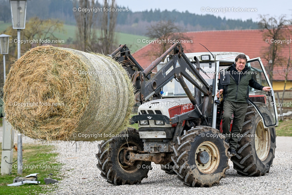 Gnadenhof Wiesmayrgut_ Familie Fuchsberger_ Gunskirchen_ 05.03.2024-17 | 05.03.2024, Gunskirchen, AUT, Gnadenhof Wiesmayrgut, Familie Fuchsberger, im Bild Hansi Fuchsberger mit Traktor