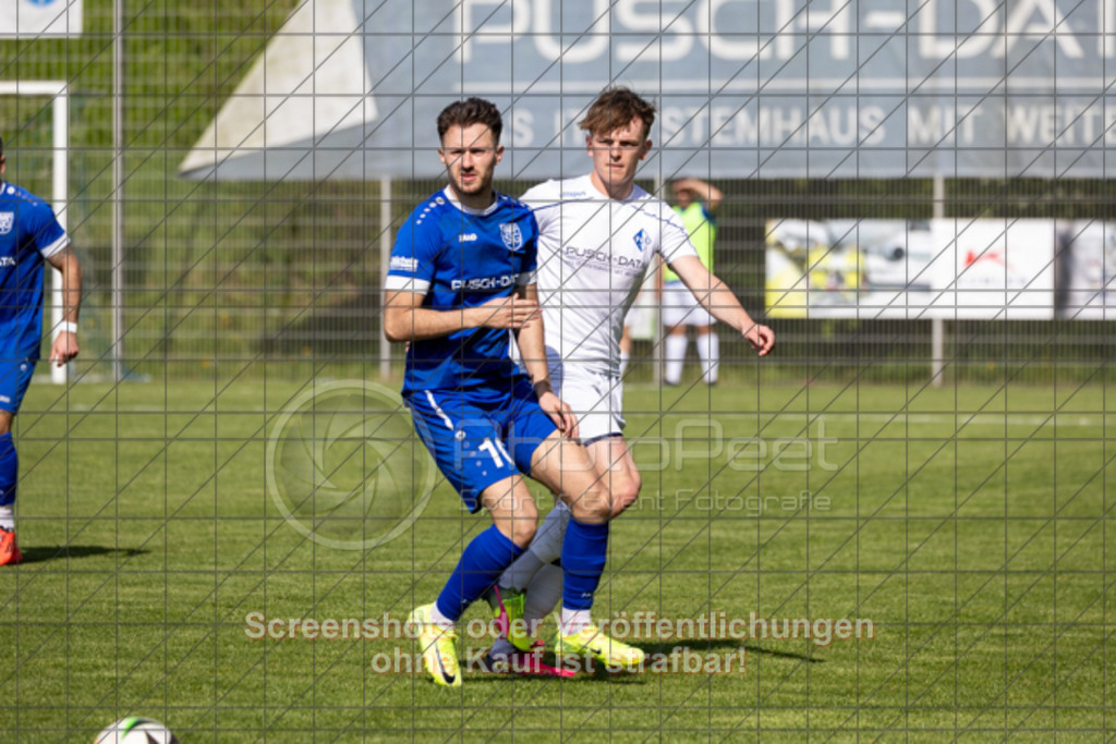 20250427_161713_0062 | #,TSG Salach (blau) vs. 1.FC Eislingen (weiß), Fußball, Bezirksliga - Bezirk Neckar/Fils, 24. Spieltag, Saison 2024/2025, Rasensportplatz, Staufenecker Str. 41, 73084 Salach, 27.04.2025 - 15:00 UhrFoto: PhotoPeet-Sportfotografie/Peter Harich