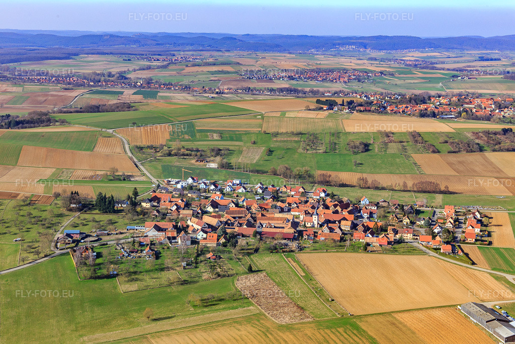 Vue aérienne: Vue de la ville depuis le sud à Buswiller dans le département Bas Rhin, France – .Photo: IMG_097517.jpg prise le 16/03/2017 par Werner Riehm/FLY-FOTO.eu – Résolution de l'original: 5472 x 3648 px
