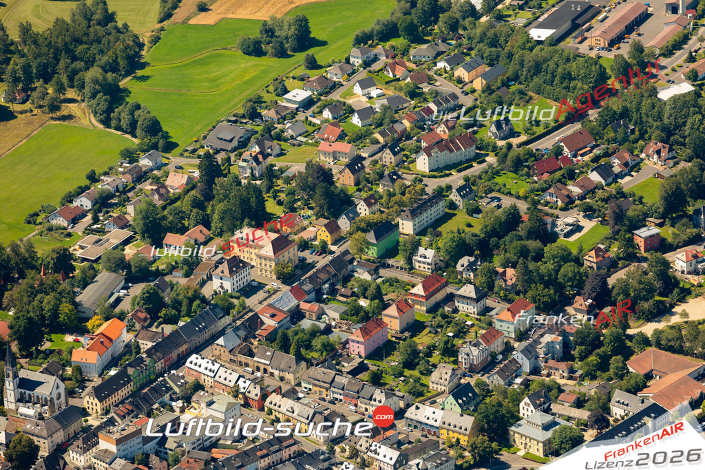 Das Luftbild zeigt :  Wunsiedel - Die Luftaufnahme wurde 2023 vom UL-Flugzeug aus erstellt ( keine Drohne ) - Hochauflösende Luftaufnahme - Für grossformatige Ausdrucke geeignet. Die Geschenkidee !Mit Lizenz und Bildrechte bestellbar