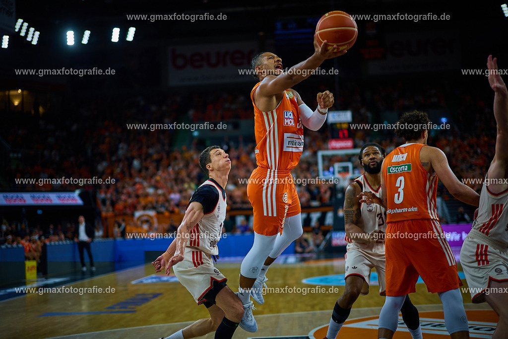 GER, ratiopharm ulm gegen FC Bayern, Basketball, 2. PlayOff, Finale, EasyCredit Bundesliga, Spielzeit 2024/2025, 18.06.2025 | Korbleger von Karim Jallow (ratiopharm ulm, #35)GER, ratiopharm ulm gegen FC Bayern, Basketball, 2. PlayOff, Finale, EasyCredit Bundesliga, Spielzeit 2024/2025, 18.06.2025Foto: Eibner-Pressefoto/Gerald Oelze-de Stoppany