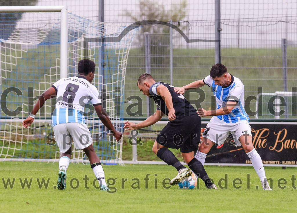 2023-08-05_066_FC_Langengeisling_gegen_SVN_Muenchen | Erding, Deutschland, 05.08.2023:
Fußball, Bezirksliga Oberbayern Ost 2023 / 2024, 2. Spieltag, FC Langengeisling gegen SVN München, Endergebnis: 1:3

Dylan Tougan (SVN München, #8), Hannes Dornauer (FC Langengeisling, #33), Miguel Fantl (SVN München, #3)

Foto: Christian Riedel / fotografie-riedel.net