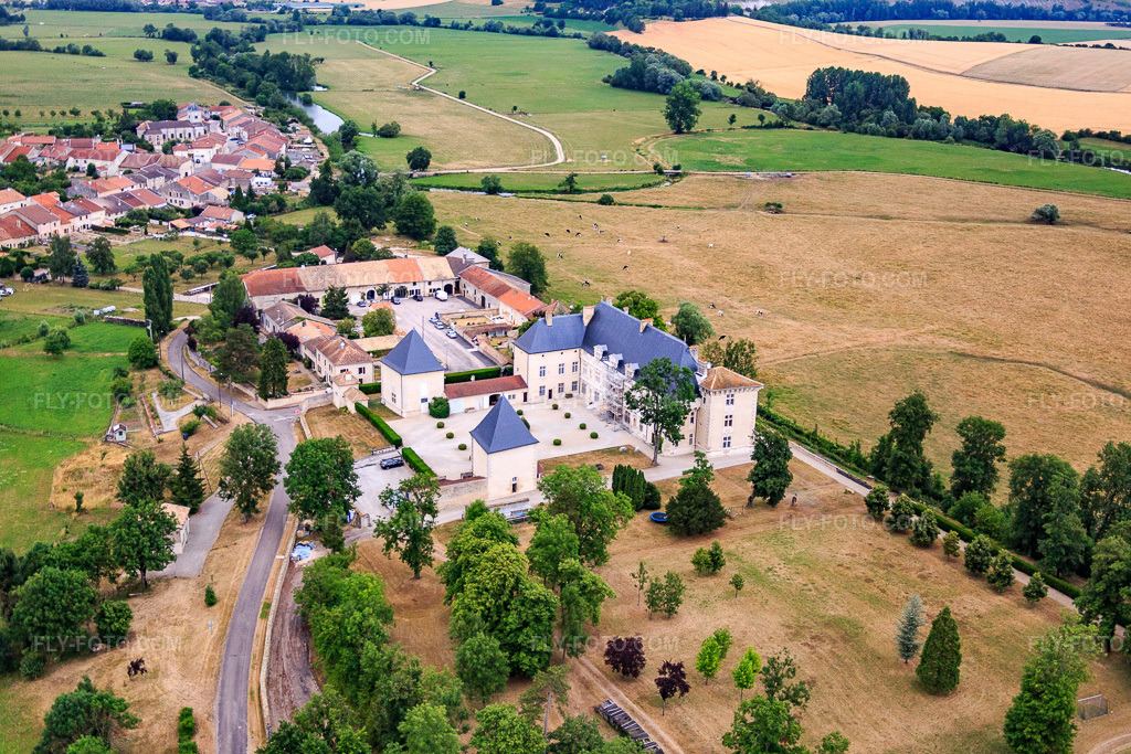 Aerial view: Château de Montbras in Montbras in the state Meuse, France. – Photo: IMG_083575.jpg taken on 07/13/2015 by Werner Riehm/FLY-FOTO.com – Resolution of the original: 5472 x 3648 px – Le Chateau de Montbras vous accueille dans la Meuse