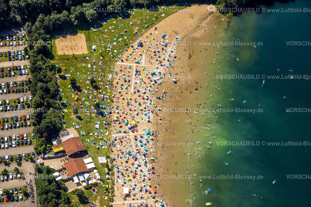 Voerde240802955StrandbadTenderingssee_Freibad | Luftbild, Strandbad Tenderingssee, Freibad am Tender, Sandstrand und Kiosk an der Liegewiese mit Badegästen und bunten Sonnenschirmen, spielen und sonnen am Strand, Formen und Farben, Möllen, Voerde, Ruhrgebiet, Nordrhein-Westfalen, Deutschland