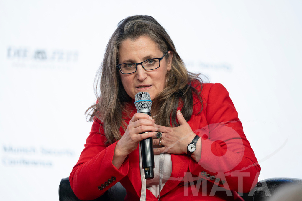 _DWA3030 | Die MSC Security and Literature Series der Münchner Sicherheitskonferenz wird von der ZEIT mitveranstaltet und vom Literaturhaus München unterstützt. Am Donnerstag, 12. Februar (19-20 Uhr), spricht Autor Serhiy Zhadan aus Charkiw mit Chrystia Freeland, Sonderbeauftragte für den Wiederaufbau der Ukraine und ehemalige stellvertretende Premierministerin Kanadas, über die Zukunft der Ukraine - Realisiert mit Pictrs.com