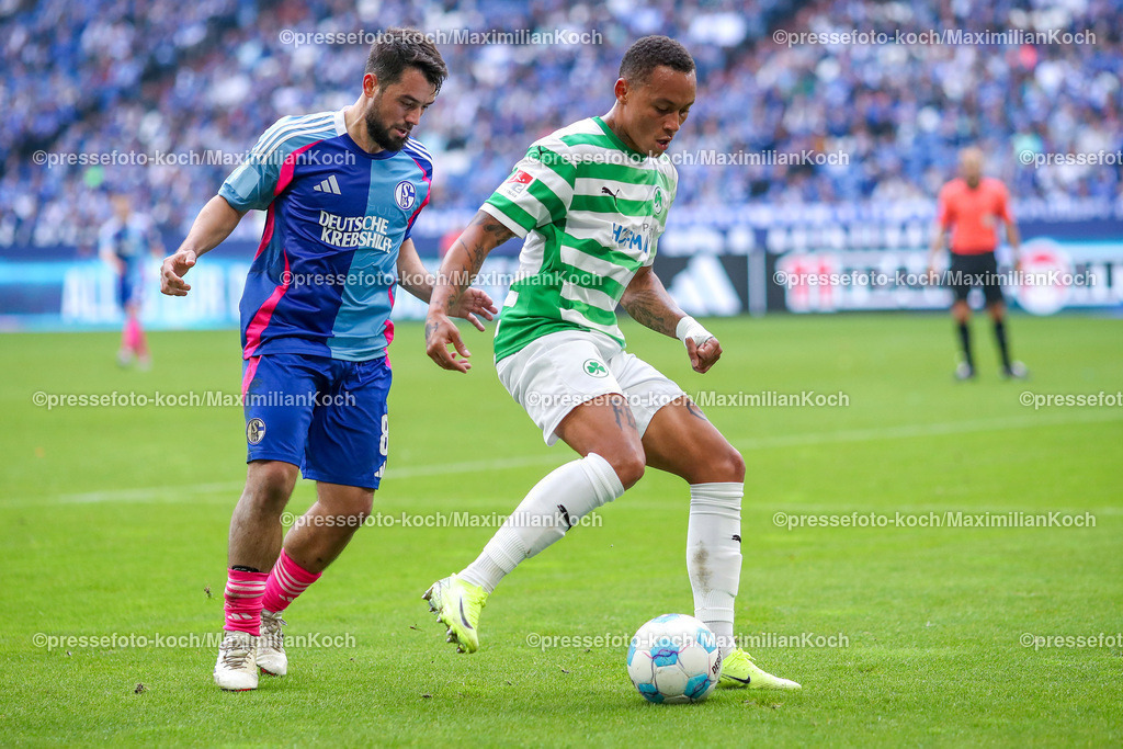Schalke26102402149 | 26.10.2024, Fußball, FC Schalke 04 - SpVgg Greuther Fürth, 2. Fußball Bundesliga, Veltins-Arena Gelsenkirchen, Saison 2024 2025: Roberto Massimo (Greuther Fürth #11) gegen Amin Younes (Schalke04 #8)DFB regulations prohibit any use of photographs as image sequences and or quasi-video.