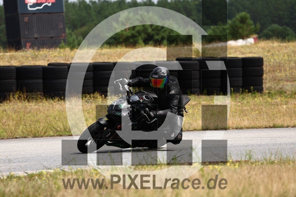 0032-PXR60888 | Schöne Erinnerungen an spannende Momente - das festzuhalten ist unser Job. PIXELrace.de ist seit 2003 auf den Rennstrecken Europas unterwegs um die Action draußen beim Fahren und die wunderbare Stimmung imm Fahrerlager für euch einzufangen.