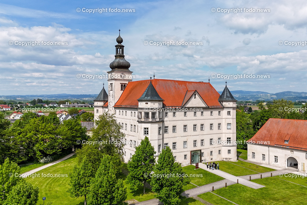 Hartheim_ Lern- und Gedenkschloss_ 07.05.2025-40 | 07.05.2025, Hartheim, AUT, Lern- und Gedenkort, Schloss Hartheim, im Bild Schloss Hartheim, Toetungsanstalt der Nazionalsozialisten waehrend des 2. Weltkrieg, NS-Zeit, Holocaust, Euthanasie, Psychiatrie, Gedenkstaette, KZ-Haeftlinge, Menschen mit Behinderung, Verbrechen, Weg der Vielfalt, gegen Vergessen